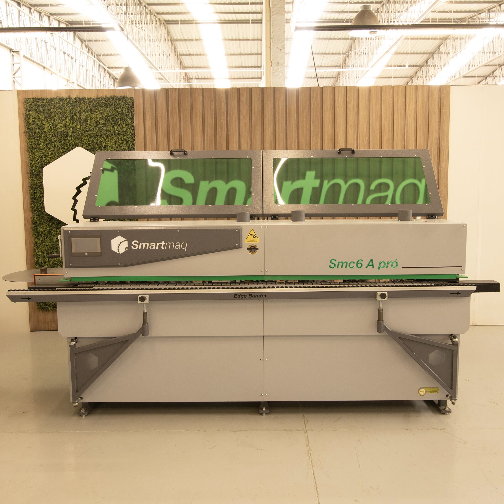 Coladeira de borda automática SmC6A em operação