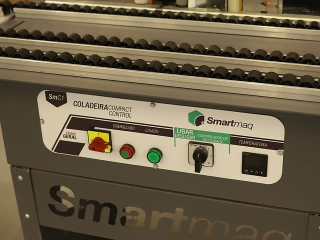 Painel da coladeira SMC1 Compact Control, com chave geral e controle de temperatura