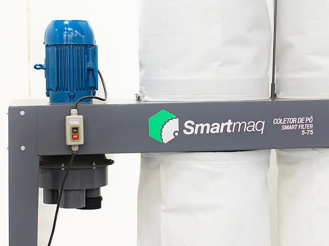 Motor e chave liga-desliga do coletor Smart Filter 5-75, na travessa com a marca Smartmaq