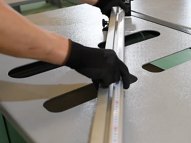 Operador ajustando o esquadro móvel da SM3