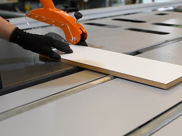 Peça deslizando sobre a mesa roletada da SM3