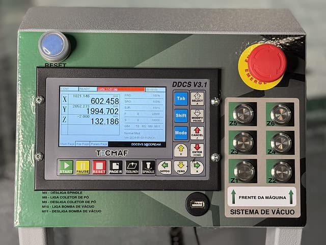 Painel de comando da router CNC RT3000, com a tela do controlador CNC, o botão de emergência e os botões do sistema de vácuo