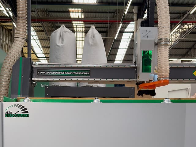 Pórtico da router CNC RT3000 com a inscrição Comando Numérico Computadorizado e o cabeçote do spindle