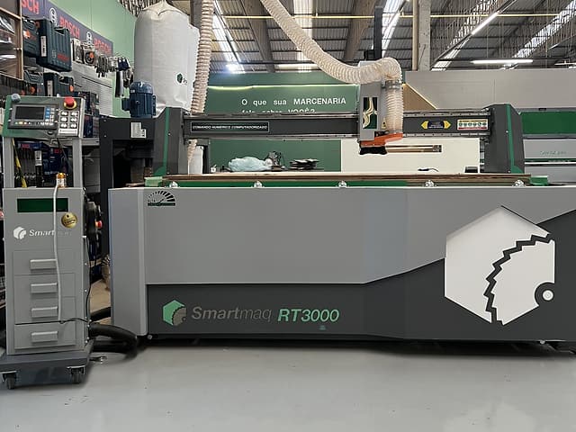 Router CNC Smartmaq RT3000 com o pórtico, o spindle e o painel de comando ao lado, no showroom