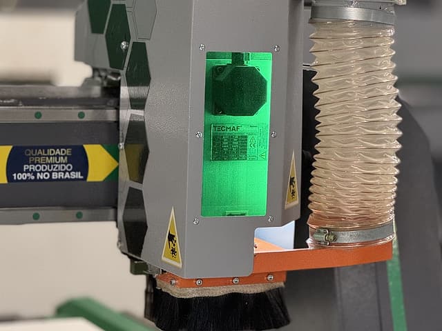 Cabeçote da router CNC RT3000 com o spindle elétrico, a mangueira de aspiração e o selo Produzido 100% no Brasil