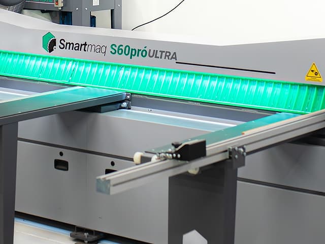 Linha de corte da seccionadora S60 Pró, com a marca Smartmaq e os flaps verdes