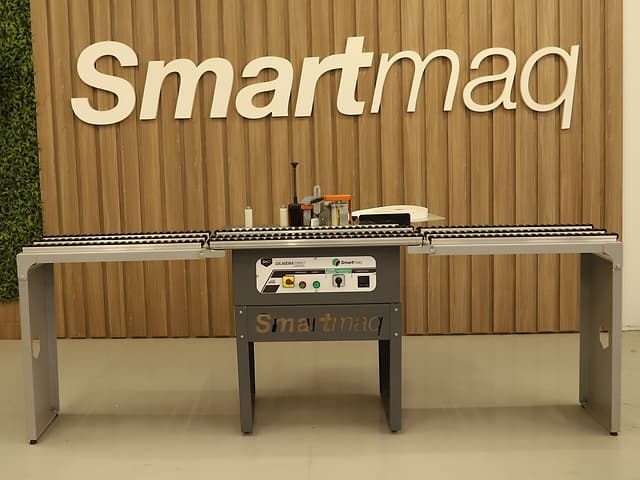Coladeira de borda Compact Control SMC1 com mesas auxiliares roletadas, no showroom