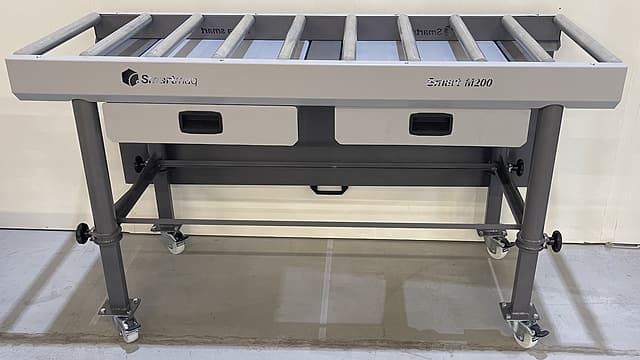 Mesa Roletada Multifuncional Smart m200 com roletes e gavetas