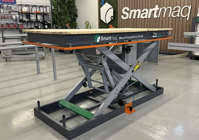 Mesa pneumática Smartmaq P2150 com o tampo erguido, no showroom