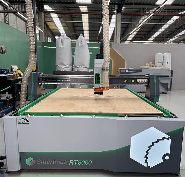 Router CNC Smartmaq RT3000 com uma chapa sobre a mesa de usinagem