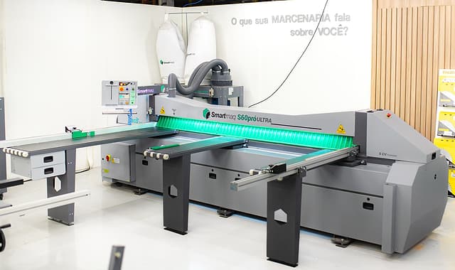 Seccionadora Smartmaq s60 pro com mesas de apoio e painel de comando, no showroom