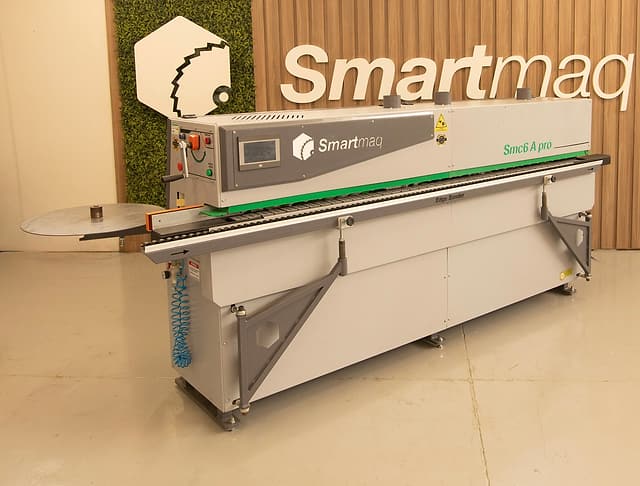 Coladeira de borda automática Smartmaq SMC6A Pró no showroom